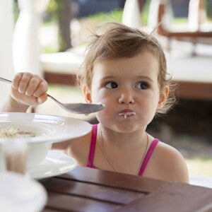 Wie viel muss ein Kleinkind essen? / En quelle quantité un petit enfant doit-il manger? - Nestlé Baby Wie viel muss ein Kleinkind essen? / En quelle quantité un petit enfant doit-il manger? - Nestlé Baby