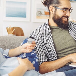 Was können wir uns mit Baby leisten? Wo können wir sparen? Deine Familien-Finanzplanung. Was können wir uns mit Baby leisten? Wo können wir sparen? Deine Familien-Finanzplanung.