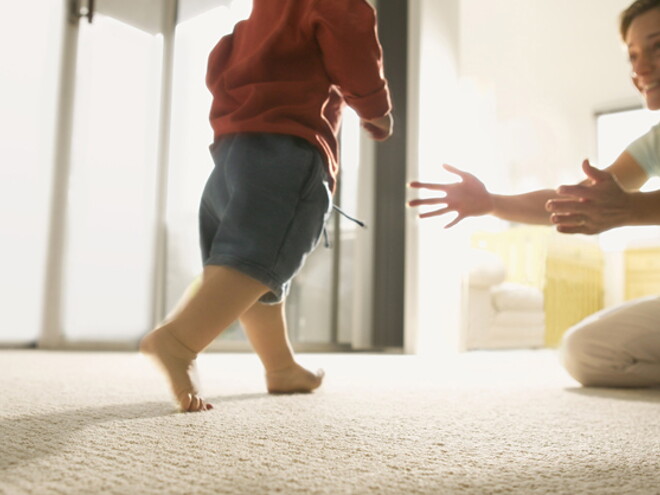 Laufen lernen / Les premiers pas de Bébé - Nestlé Baby